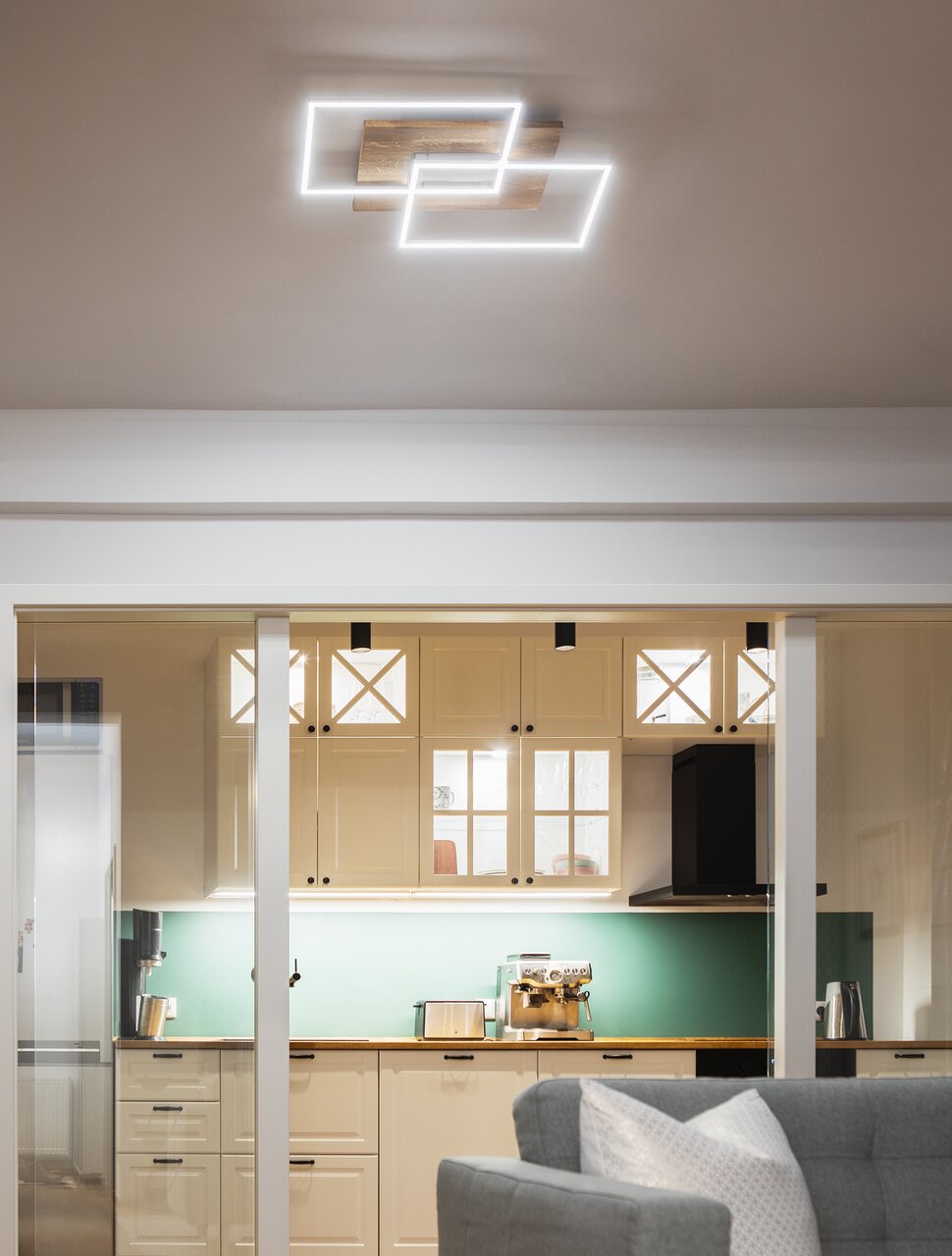 Moderne LED-Deckenleuchte mit zwei überlappenden rechteckigen Rahmen, von unten in einer stilvollen Küche betrachtet.