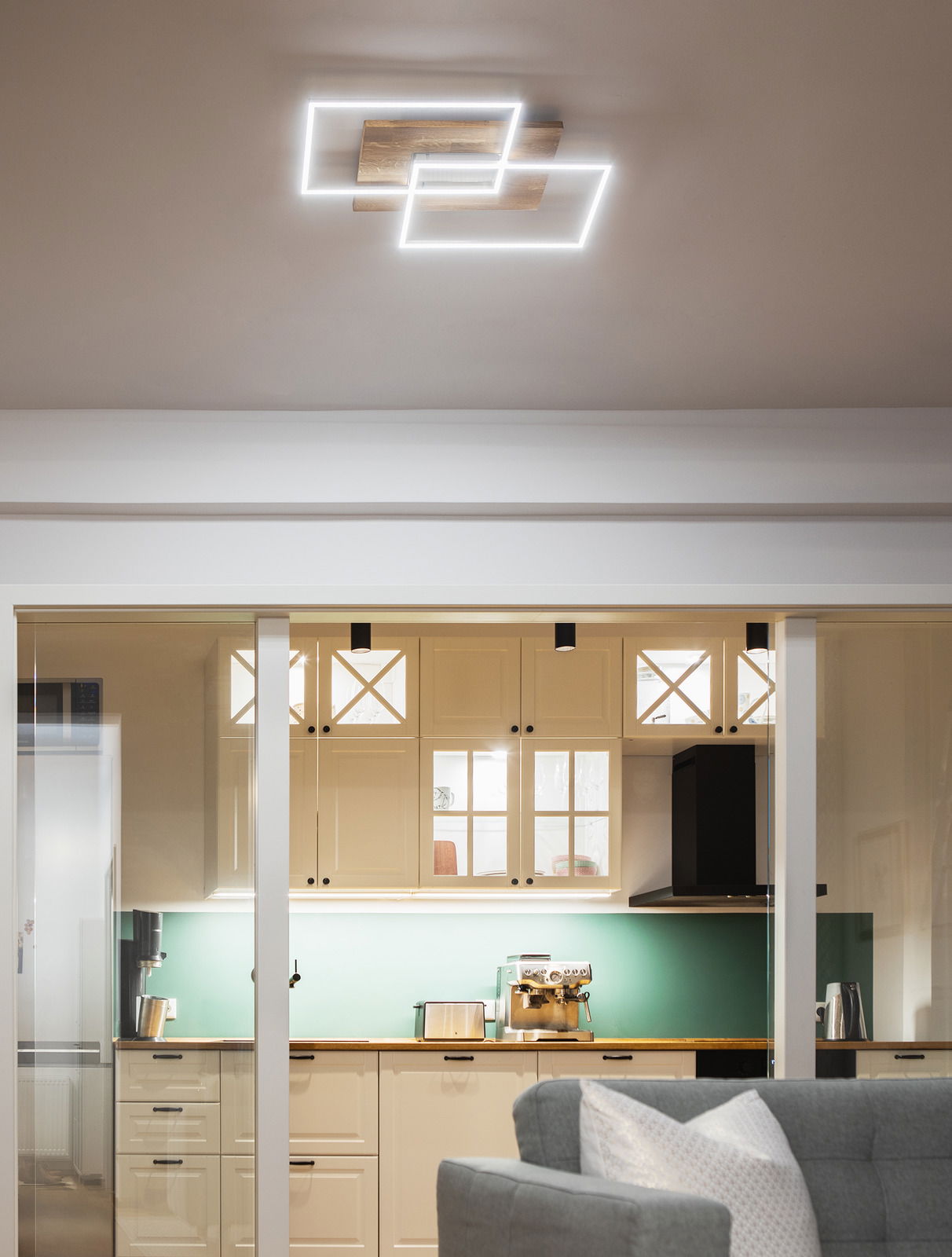 Moderne LED-Deckenleuchte mit zwei überlappenden rechteckigen Rahmen, von unten in einer stilvollen Küche betrachtet.