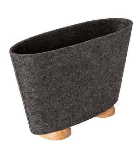 XORA Zeitungsständer NIKO Moderner Zeitungsständer aus grauem Filz mit Holzfüßen, seitliche Perspektive