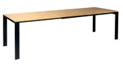 Moderner Esstisch mit Holzplatte und schwarzen Metallbeinen, seitliche Perspektive