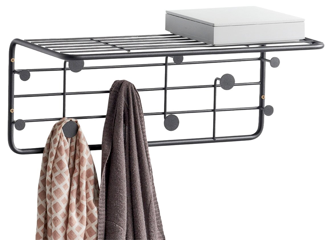 Schwarze Wandgarderobe aus Metall mit mehreren Haken, zwei aufgehängten Tüchern und einer Ablagefläche, seitliche Perspektive