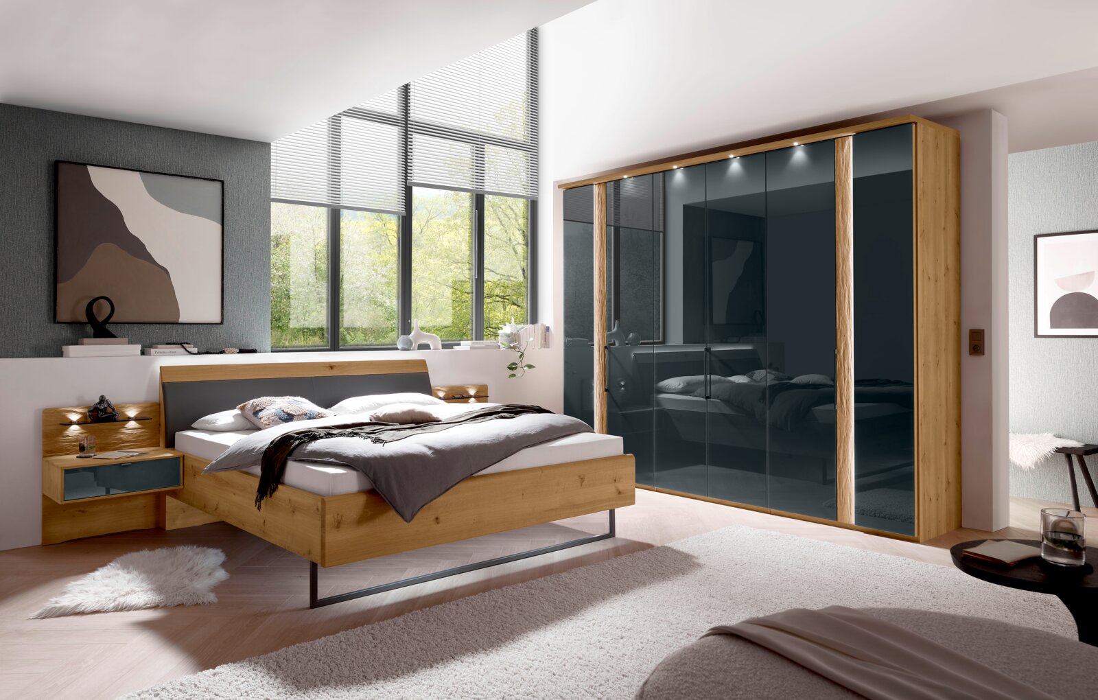 Moderne slaapkamer met een paar houten nachtkastjes, zijaanzicht.