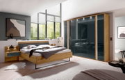 Moderne slaapkamer met een paar houten nachtkastjes, zijaanzicht.