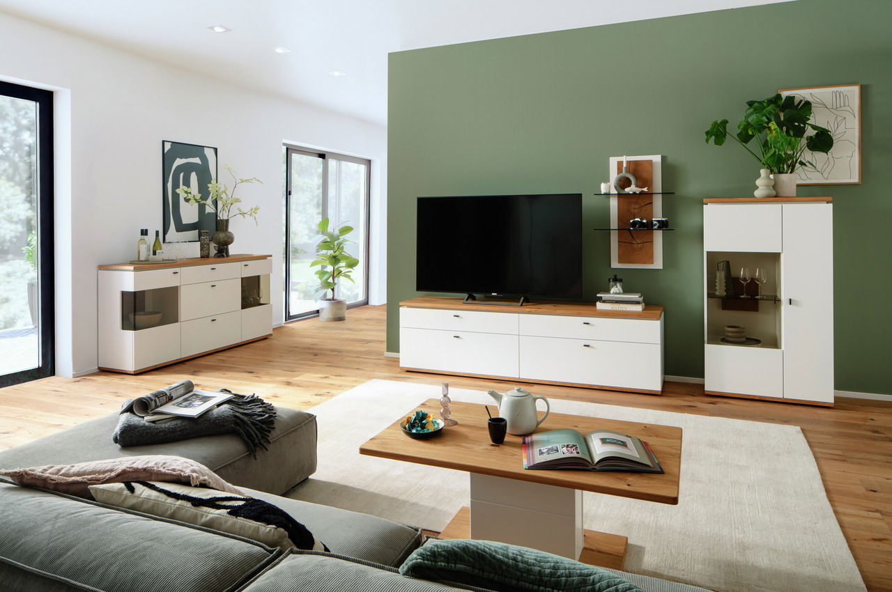 Modernes Sideboard in einem stilvollen Wohnzimmer mit Holz- und Weißtönen, seitliche Perspektive