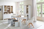 Esszimmer mit modernem Esstisch, Stühlen und Bank in heller, freundlicher Atmosphäre. Perspektive von vorne auf den Tisch und die umgebenden Möbel.