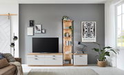 Moderne Wandkombination mit TV-Schrank, Regal und Schrank in hellem Holz und Weiß, frontal fotografiert in einem stilvoll eingerichteten Wohnzimmer.