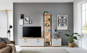 Moderne Wandkombination mit TV-Schrank, Regal und Schrank in hellem Holz und Weiß, frontal fotografiert in einem stilvoll eingerichteten Wohnzimmer.