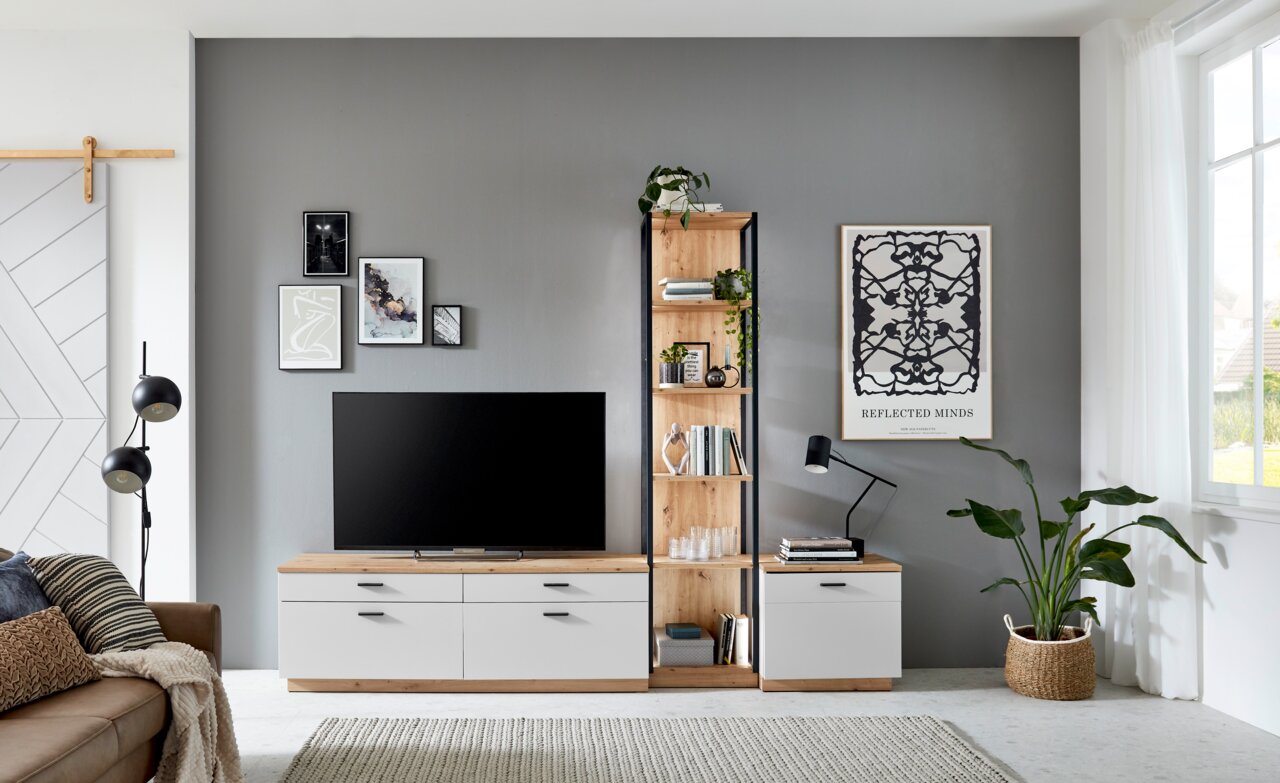 Moderne Wandkombination mit TV-Schrank, Regal und Schrank in hellem Holz und Weiß, frontal fotografiert in einem stilvoll eingerichteten Wohnzimmer.