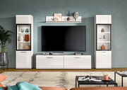 Modernes weißes Wohnzimmer-TV-Möbelset mit zwei Vitrinenschränken, niedrigem TV-Lowboard und Wandregal, frontal aus Augenhöhe fotografiert
