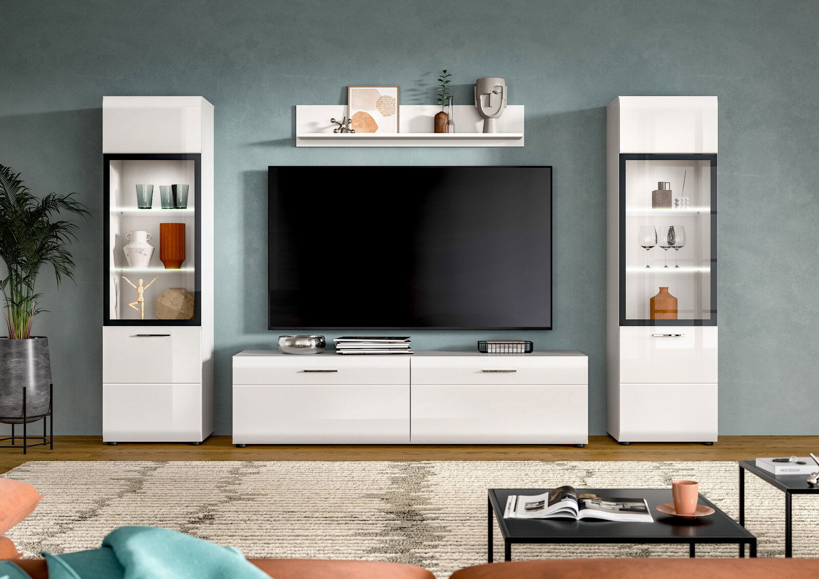 Modernes weißes Wohnzimmer-TV-Möbelset mit zwei Vitrinenschränken, niedrigem TV-Lowboard und Wandregal, frontal aus Augenhöhe fotografiert