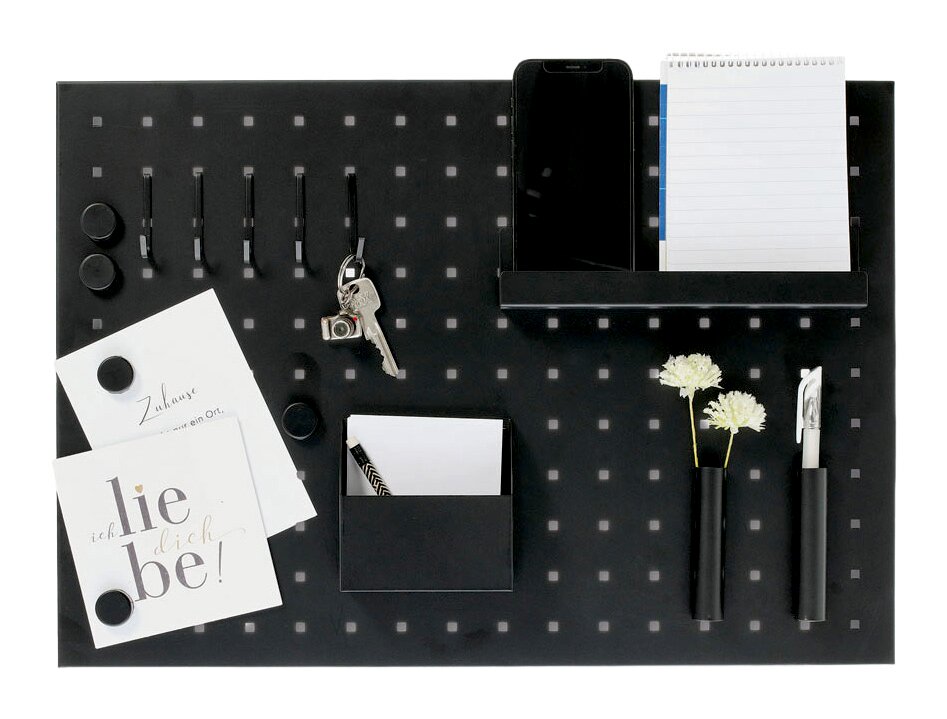 Zeller Present Memoboard mit Utensilien Schwarzes Memoboard mit Utensilien aus der Vogelperspektive, inklusive Haken, Notizblock, Smartphone-Halter, Stifthalter und dekorativen Elementen.
