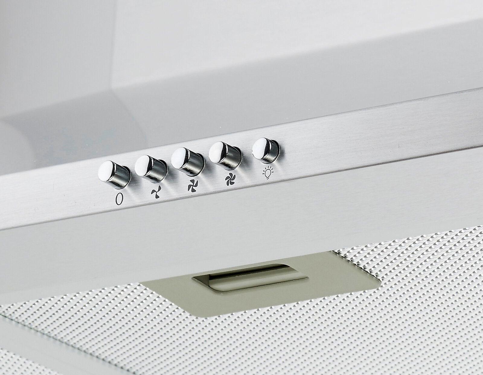 Nahaufnahme einer modernen Dunstabzugshaube mit Edelstahloberfläche und Bedienknöpfen, von unten betrachtet.