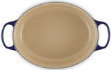 Ovaler Bräter 31cm, Draufsicht, cremefarbene Innenfläche mit blauen Griffen