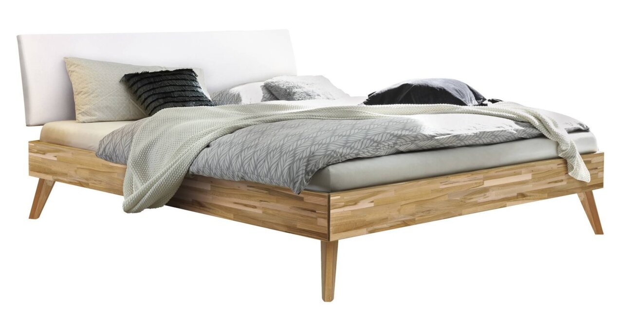 Modern houten bedframe met een schuin perspectief, een wit hoofdeinde en grijs beddengoed.