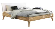 Modern houten bedframe met een schuin perspectief, een wit hoofdeinde en grijs beddengoed.