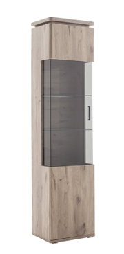 Hohe Vitrine aus hellem Holz mit verglaster Tür, zwei Glasböden und schwarzem Griff, freigestellt auf weißem Hintergrund, perspektivische Ansicht von vorne leicht schräg (3/4-Ansicht)