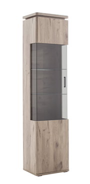 Hohe Vitrine aus hellem Holz mit verglaster Tür, zwei Glasböden und schwarzem Griff, freigestellt auf weißem Hintergrund, perspektivische Ansicht von vorne leicht schräg (3/4-Ansicht)