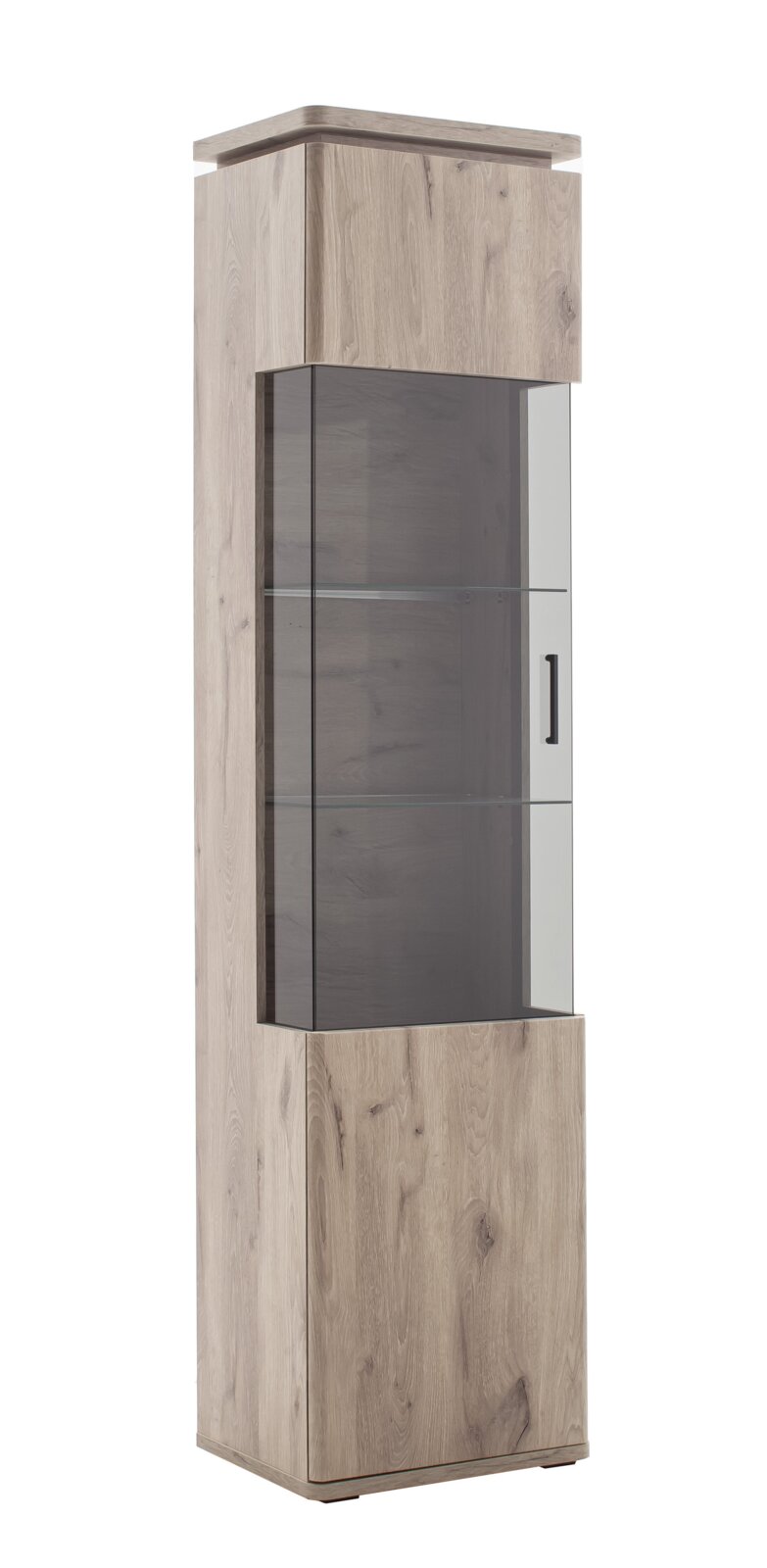 Hohe Vitrine aus hellem Holz mit verglaster Tür, zwei Glasböden und schwarzem Griff, freigestellt auf weißem Hintergrund, perspektivische Ansicht von vorne leicht schräg (3/4-Ansicht)