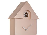 Moderne Wanduhr in Form eines minimalistischen Kuckucksuhrenhauses, seitliche Perspektive, mit einem kleinen Vogel im oberen Bereich und schlichten weißen Zeigern auf einem goldenen Gehäuse.