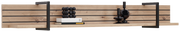 Wandboard aus Holz mit schwarzen Metallakzenten, dekoriert mit Büchern und schwarzen Dekorationsobjekten, seitliche Perspektive