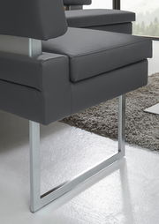 Nahaufnahme einer modernen Eckbank mit grauem Lederbezug und Metallgestell, seitliche Perspektive.