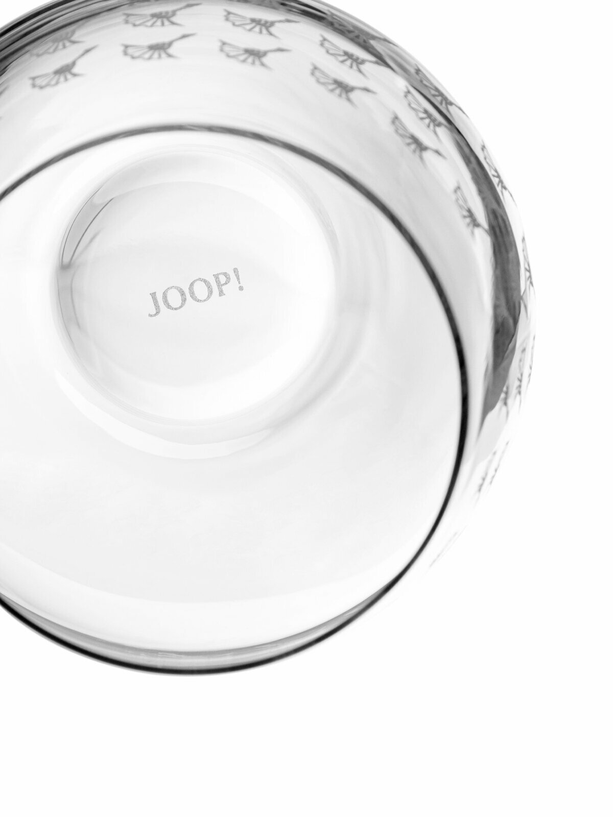 Blick von oben auf ein Wasserglas mit dekorativem Muster und dem Schriftzug 'JOOP!' im Inneren.