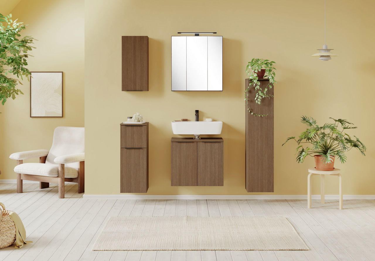 Moderner Spiegelschrank 60 cm in einem stilvollen Badezimmer mit Holzschränken und Pflanzen, Frontalansicht.