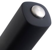 Nahaufnahme einer schwarzen Gewürzmühle mit silbernem Knopf, von oben betrachtet.