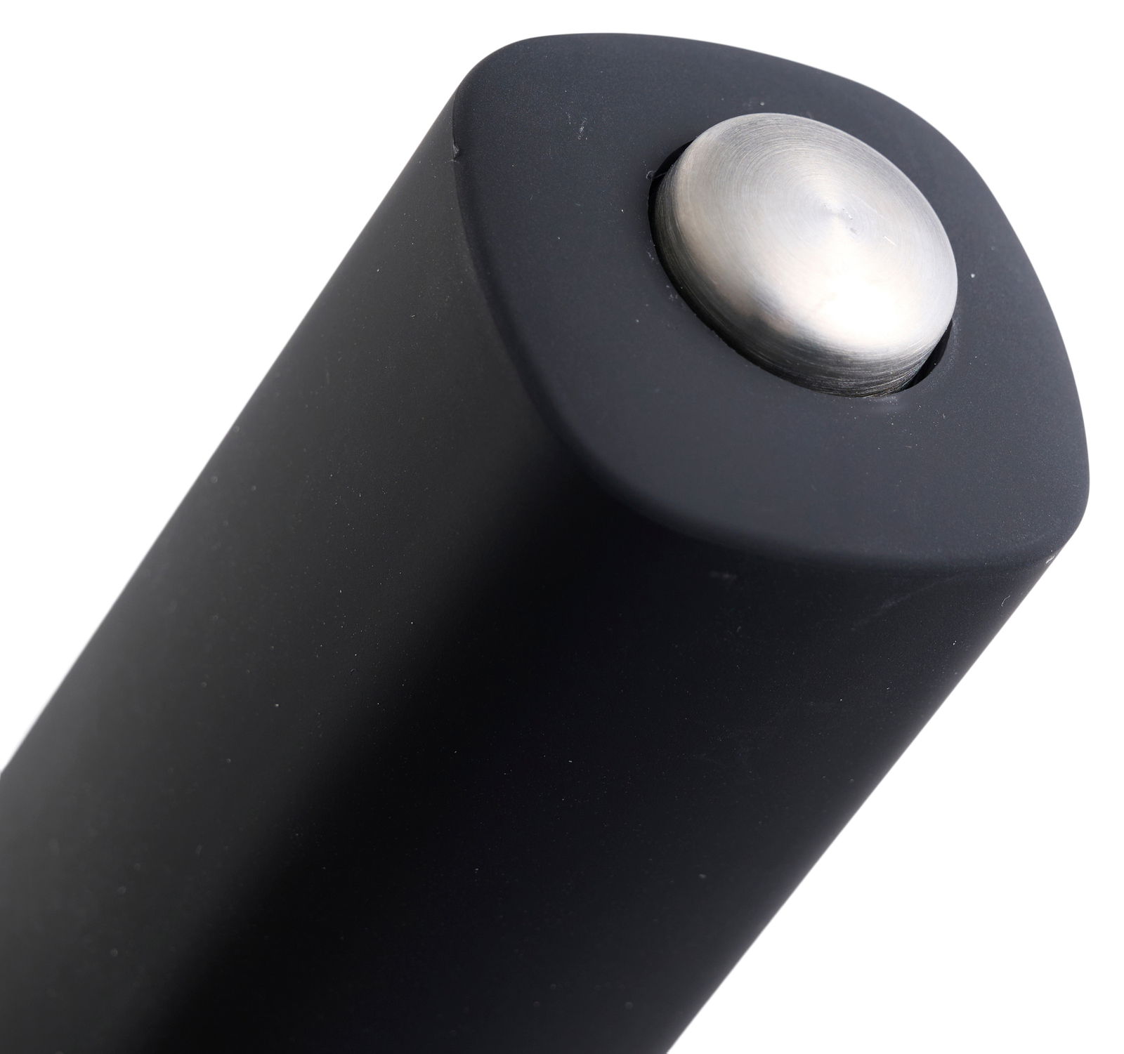 Nahaufnahme einer schwarzen Gewürzmühle mit silbernem Knopf, von oben betrachtet.