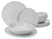 Weißes, minimalistisches Geschirrset aus Porzellan mit Tellern und Schalen, schräg von vorne in Studioansicht fotografiert