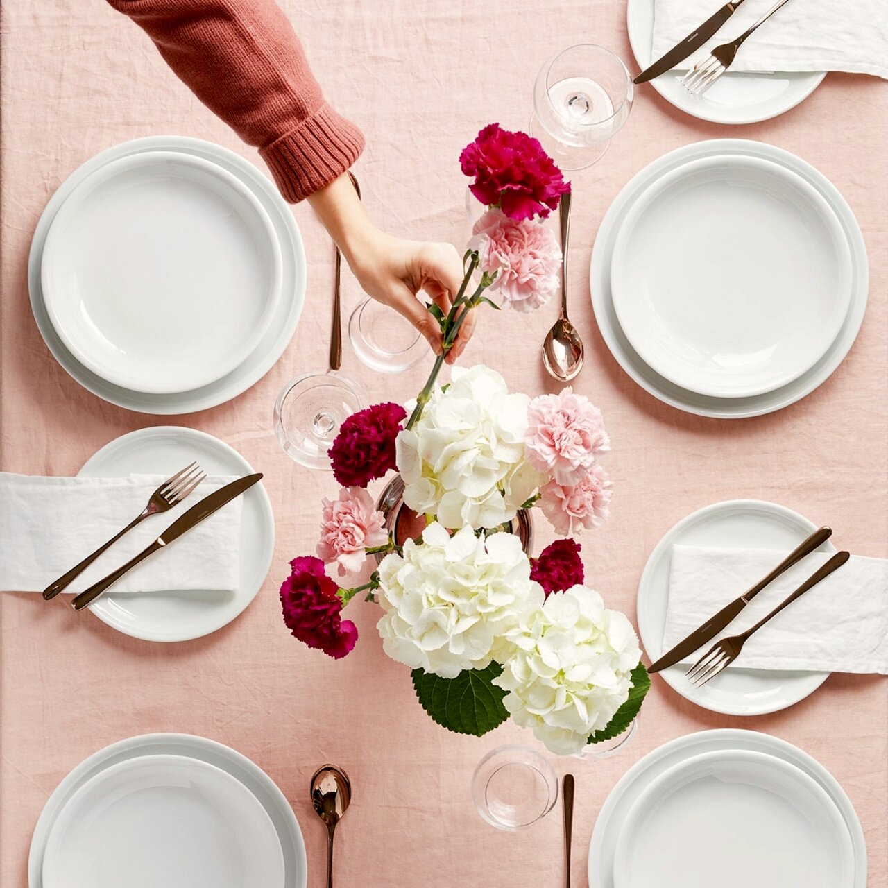 Thomas Speiseteller TREND WEISS Elegante Tischdekoration mit weißen Speisetellern, Besteck und Blumenstrauß aus der Vogelperspektive.