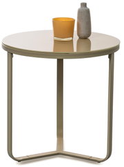 Runder Beistelltisch mit spiegelnder Glasplatte und beigem Metallgestell, frontal in leichter Draufsicht fotografiert; darauf stehen eine Keramikvase und ein gelbes Glas