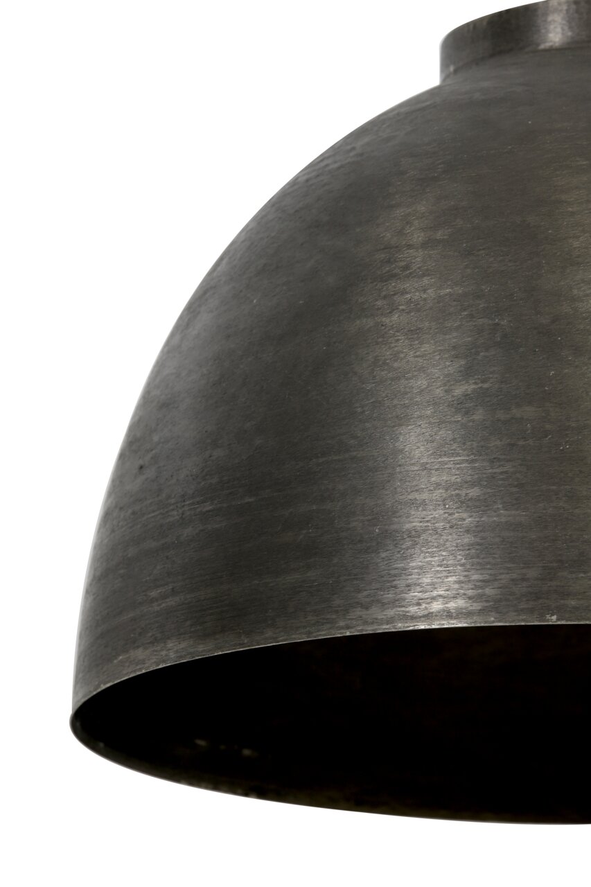 Close-up van een zwarte hanglamp met een halfronde kap, gezien vanaf de zijkant