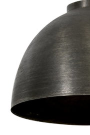 Close-up van een zwarte hanglamp met een halfronde kap, gezien vanaf de zijkant