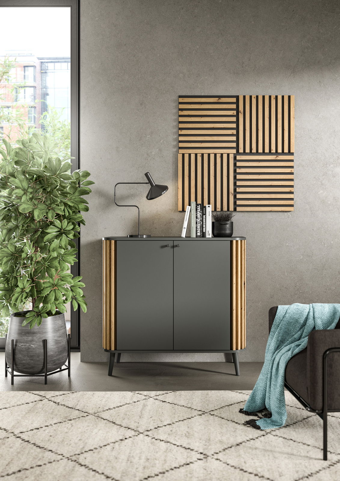 Akustikpaneel an der Wand in einem modernen Wohnzimmer, frontal betrachtet, mit einem Schrank und einer Pflanze daneben.