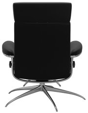 Achterkant van een zwarte fauteuil met hoofdsteun en verchroomde draaivoet