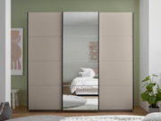 Moderner Schwebetürenschrank in Beige mit mittiger Spiegeltür und schwarzen Rahmenkanten, frontal aus Augenhöhe im Schlafzimmer fotografiert.