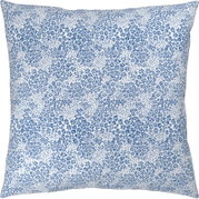 Quadratischer Kissenbezug in Weiß mit blauem, dichtem Blumen- und Punktmuster, Frontansicht