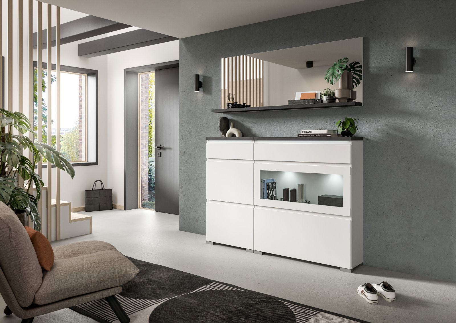 Moderner Wandspiegel in einem stilvollen Wohnzimmer, frontal betrachtet, über einer weißen Kommode mit Dekorationen.