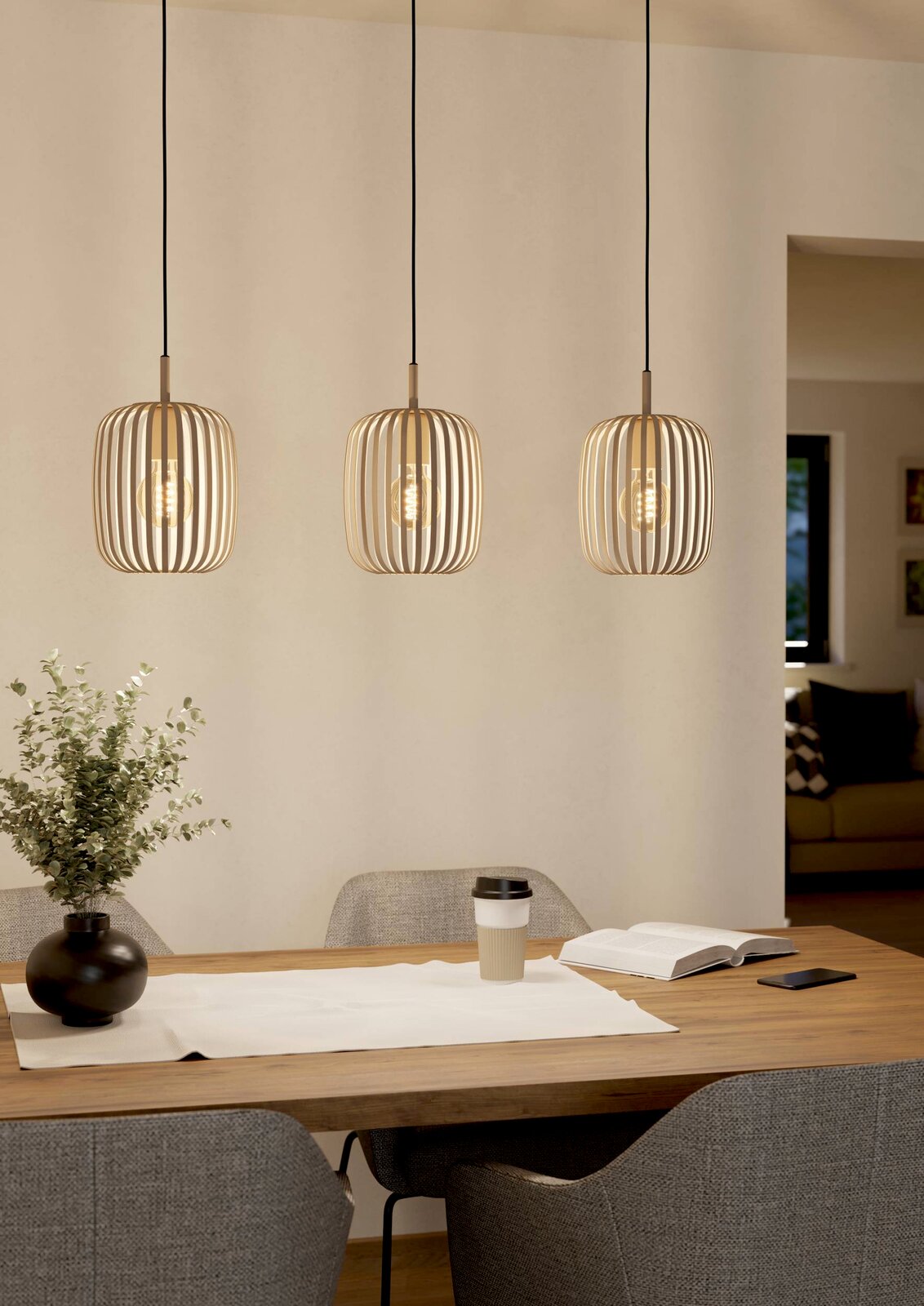 Eglo Leuchten Pendelleuchte ROMAZZINA Drei moderne Pendelleuchten ROMAZZINA in einem Esszimmer, aus Holzlamellen gefertigt, mit warmem Licht, über einem Esstisch hängend. Perspektive: Frontalansicht.