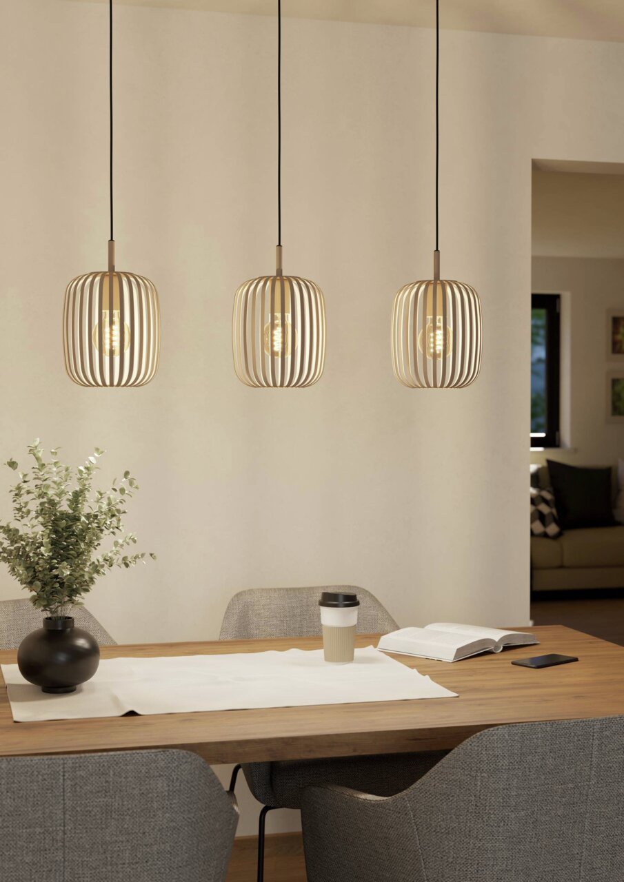 Drei moderne Pendelleuchten ROMAZZINA in einem Esszimmer, aus Holzlamellen gefertigt, mit warmem Licht, über einem Esstisch hängend. Perspektive: Frontalansicht.