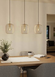 Drei moderne Pendelleuchten ROMAZZINA in einem Esszimmer, aus Holzlamellen gefertigt, mit warmem Licht, über einem Esstisch hängend. Perspektive: Frontalansicht.