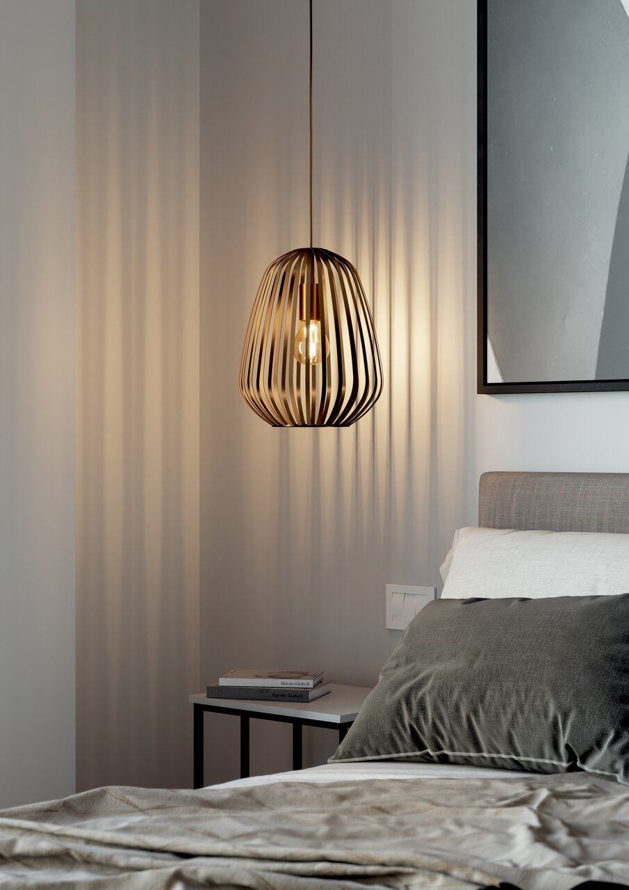 Moderne Pendelleuchte ESPINAL aus Holzlamellen, seitliche Perspektive über einem Nachttisch im Schlafzimmer.