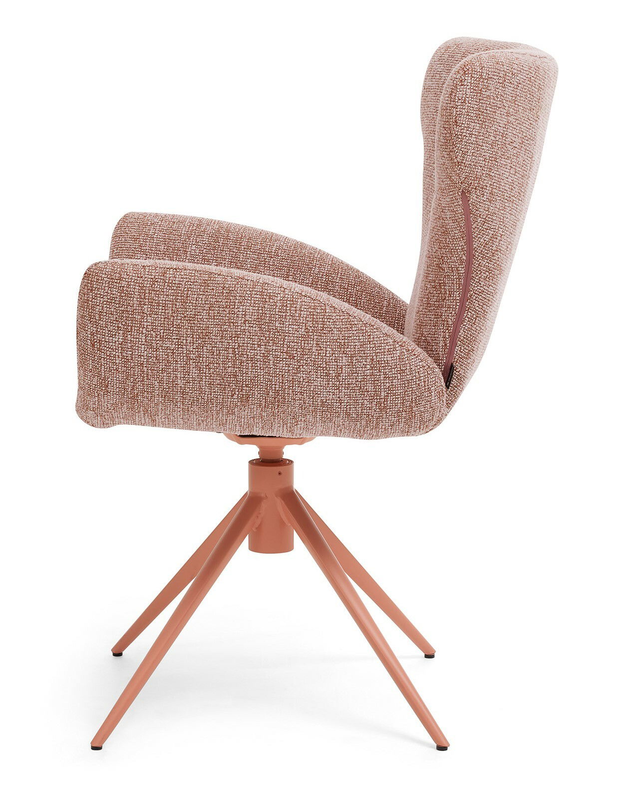 Seitenansicht eines modernen Armlehnstuhls mit rosa Stoffbezug und Metallbeinen.