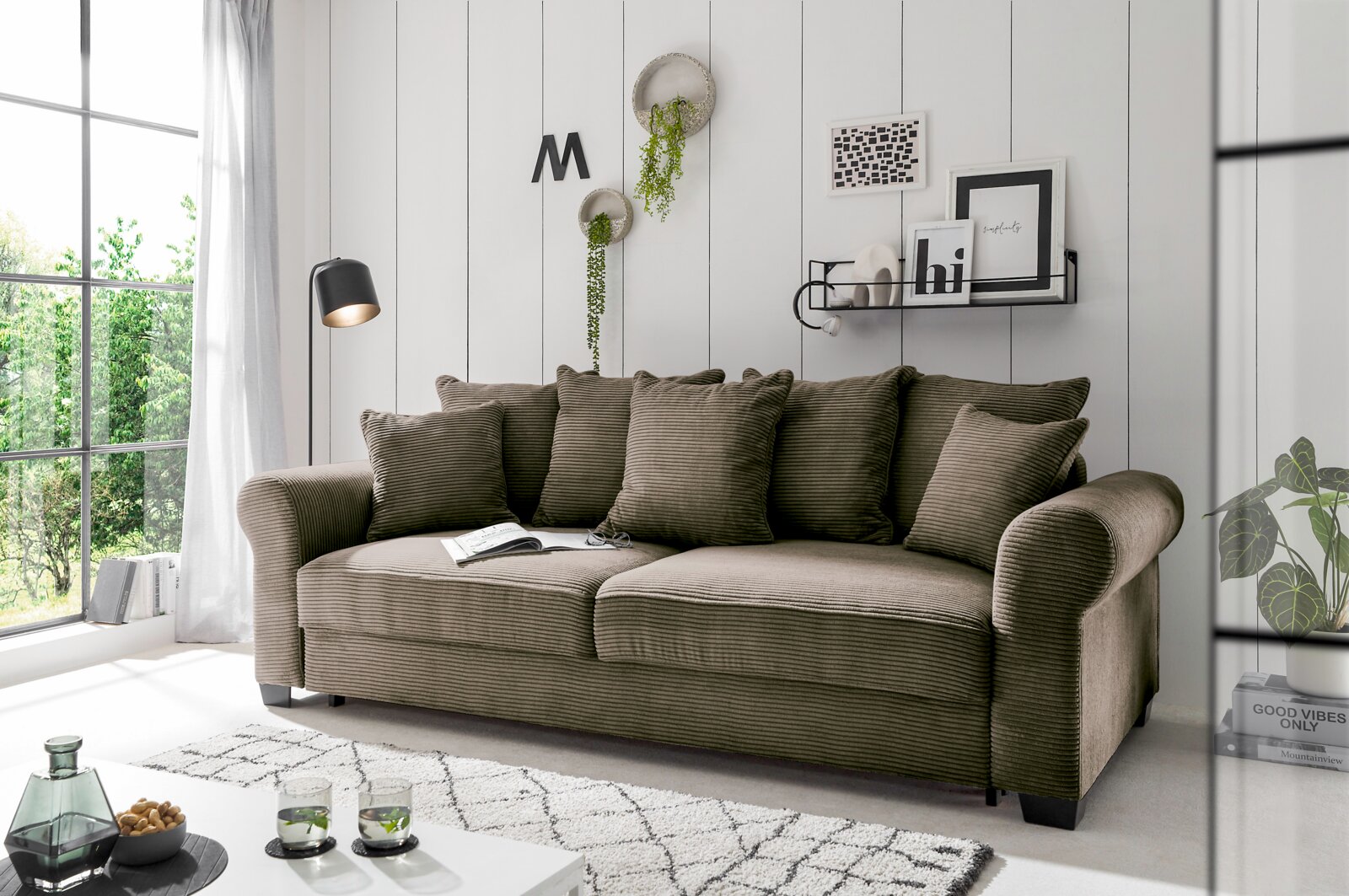 Bequemes Funktionssofa in einem modernen Wohnzimmer, seitliche Perspektive
