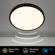 Ronde LED plafondlamp met zwarte rand en warmwit licht (3000K), met geïntegreerde microgolfsensor en IP54-bescherming, getoond in onderaanzicht van onderaf tegen een grijze achtergrond.