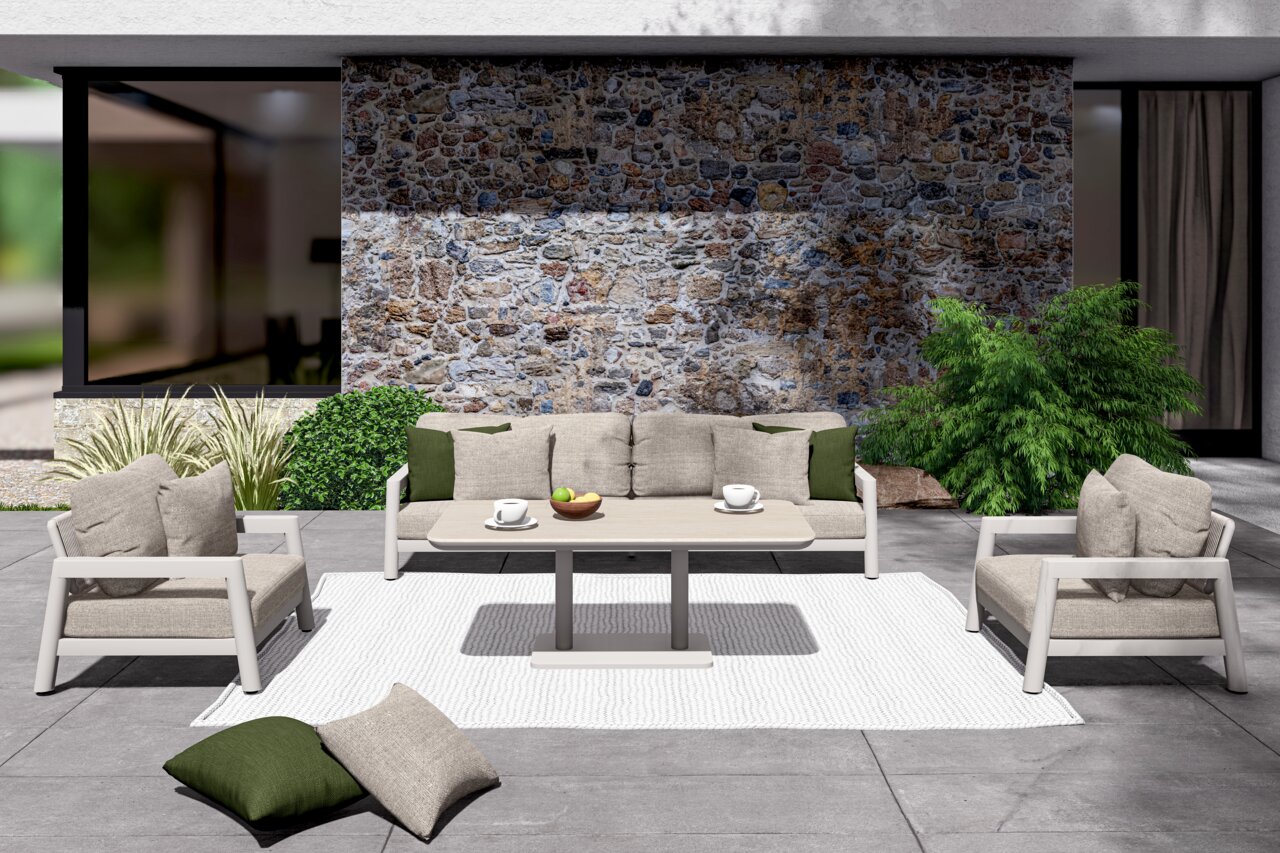 Modernes Loungesofa-Set mit einem 3-Sitzer-Sofa und zwei Sesseln in einem eleganten Außenbereich, frontal betrachtet. Das Set ist mit beigen Kissen und grünen Akzenten dekoriert, auf einem weißen Teppich vor einer Steinwand platziert.