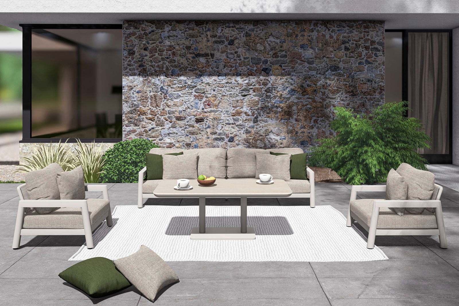 Modernes Loungesofa-Set mit einem 3-Sitzer-Sofa und zwei Sesseln in einem eleganten Außenbereich, frontal betrachtet. Das Set ist mit beigen Kissen und grünen Akzenten dekoriert, auf einem weißen Teppich vor einer Steinwand platziert.