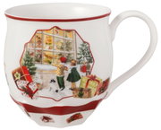 Weihnachtlicher Becher mit Spielzeugladen-Motiv, seitliche Perspektive