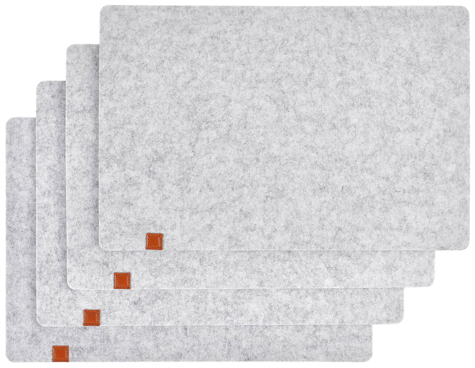 Justinus Tischset 4-tlg. Vier graue Filzuntersetzer in rechteckiger Form, gestapelt mit braunen Lederecken, aus der Vogelperspektive.